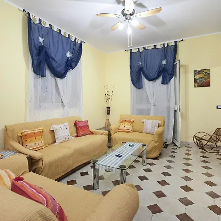 Pleasant Holiday Home With Balcony Veranda Barbecue Lentini
