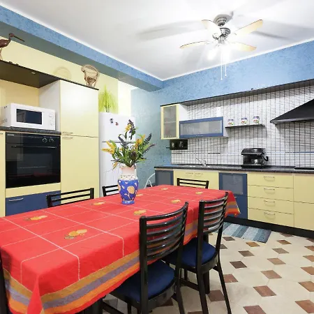 Pleasant Holiday Home With Balcony Veranda Barbecue Lentini